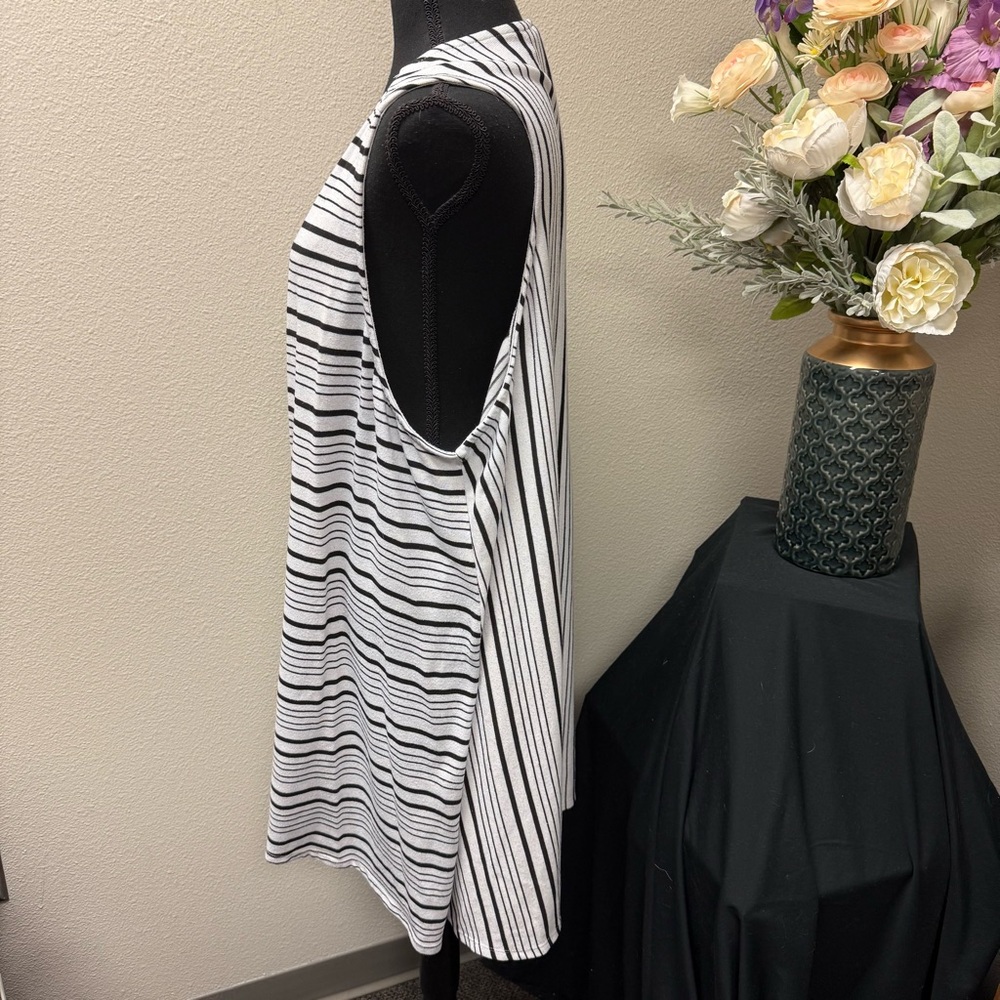 Cato 26/28W Black White Striped Open Front Vest Plus Size Casual Layering Top - Picture 2 of 7